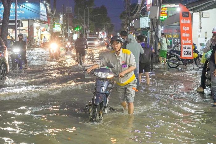  Ghi nhận tại một số đoạn đường, nước ngập gần đến ống pô xe máy. Nhiều phương tiện chết máy khi lưu thông qua vùng ngập, buộc người dân phải xuống xe, dắt bộ để tiếp tục hành trình.