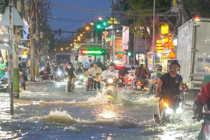  Trước đó, chiều 11/10/2026, triều cường khiến nhiều tuyến đường như Phạm Hữu Lầu (phường Tân Mỹ), Huỳnh Tấn Phát (phường Tân Thuận) ngập sâu, gây khó khăn cho việc đi lại và ảnh hưởng đến hoạt động kinh doanh, sinh hoạt của người dân.