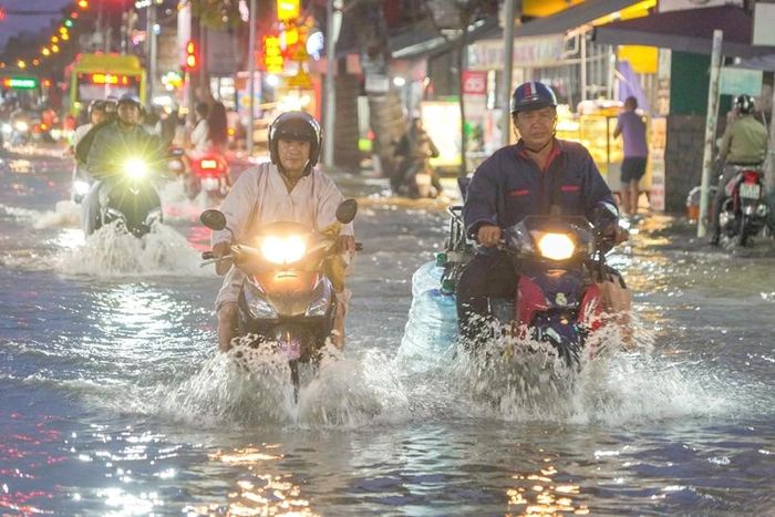  Theo Đài Khí tượng Thủy văn Nam Bộ, trong 24 giờ qua, mực nước đỉnh triều tại hầu hết các trạm trên sông Sài Gòn tăng nhanh và duy trì ở mức cao. Lúc 17h40 ngày 10/10, đỉnh triều tại trạm Thủ Dầu Một đạt 1,87m. Tại trạm Phú An, mực nước đạt 1,66m lúc 16h; trạm Nhà Bè đạt 1,74m lúc 15h30.