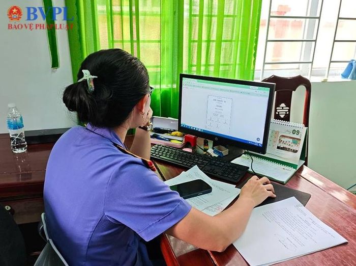  Kiểm sát viên đơn vị học tập định kỳ trên nền tảng Luyenai.