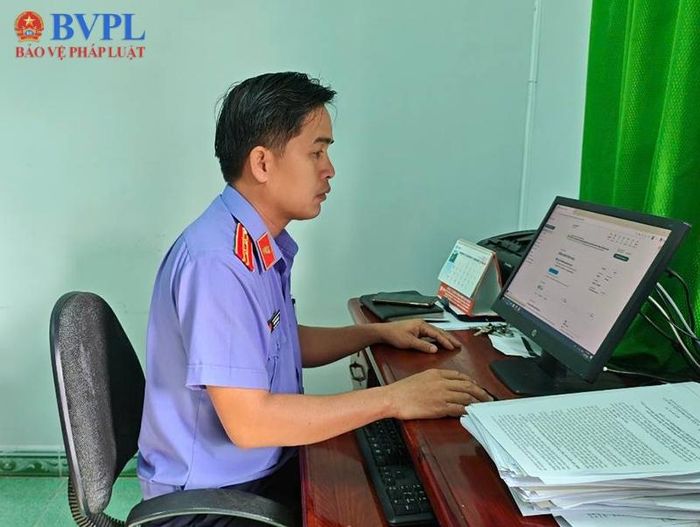  Đồng chí Trần Văn Nhựt - Phó Viện trưởng VKSND khu vực 8, tỉnh Tây Ninh học tập trên nền tảng Bình dân học vụ số và Luyenai.