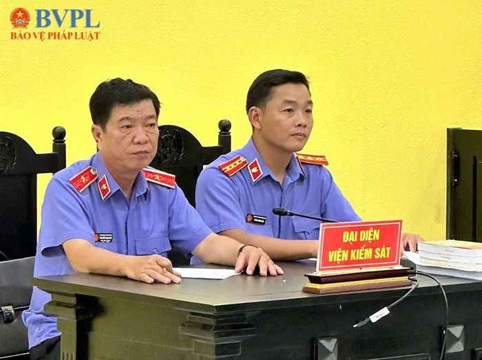  Đồng chí Nguyễn Phục Đào, Phó Viện trưởng VKSND tỉnh Cà Mau và Kiểm sát viên trực tiếp THQCT, KSXX tại phiên tòa.