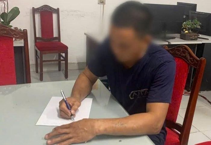  Công an xã Gia Phúc làm việc với B.Đ.H. về việc sử dụng ngôn từ thô tục khi phát trực tiếp trên Facebook.