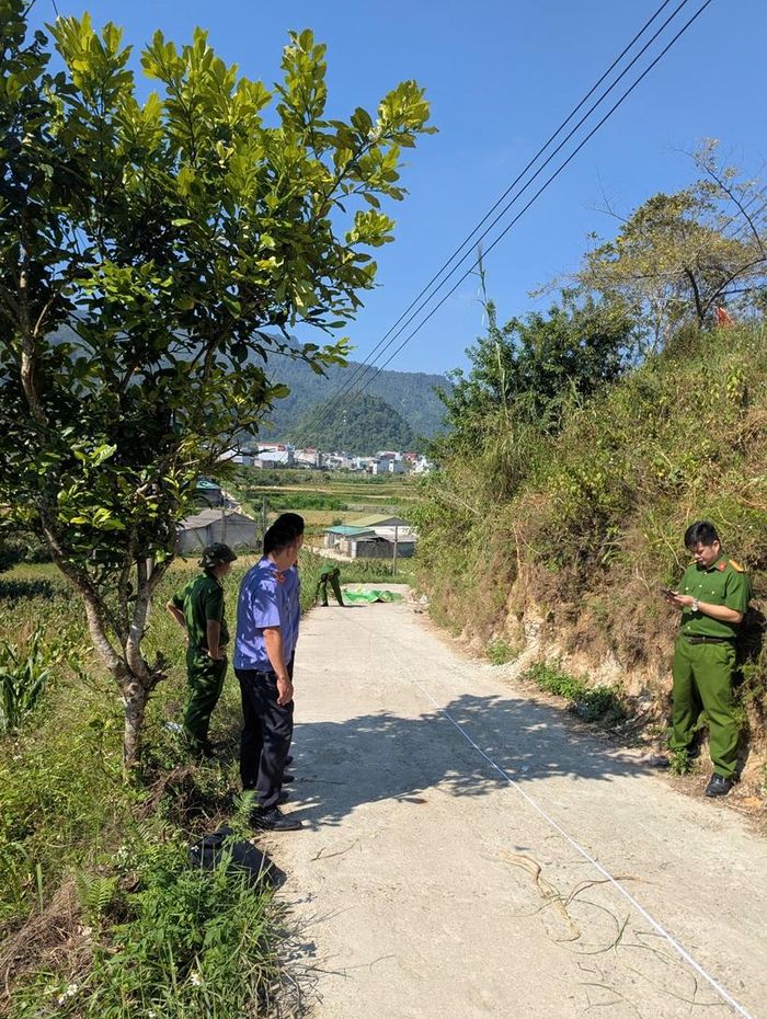  Kiểm sát viên VKSND khu vực 7, tỉnh Tuyên Quang kiểm sát việc khám nghiệm hiện trưởng.