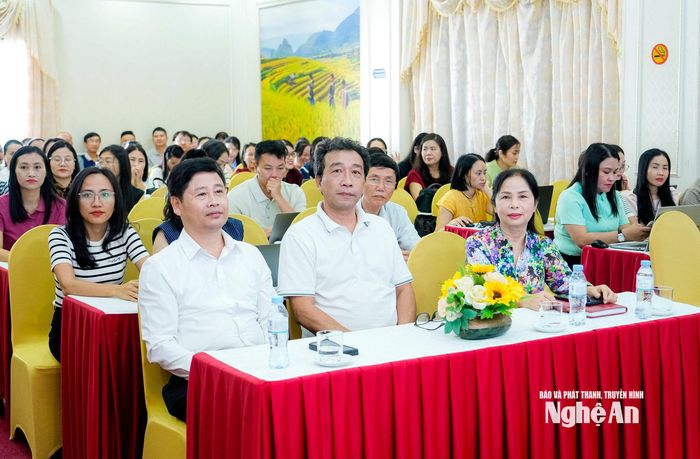 Các đại biểu, học viên dự lễ khai giảng khóa bồi dưỡng. Ảnh: Phạm Bằng