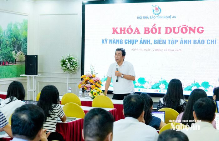 Nhà báo Đức Hòa - Phó Trưởng ban Văn nghệ, Đài Truyền hình Việt Nam trực tiếp truyền đạt kiến thức, chia sẻ kinh nghiệm và hướng dẫn các kỹ năng cho các học viên. Ảnh: Phạm Bằng