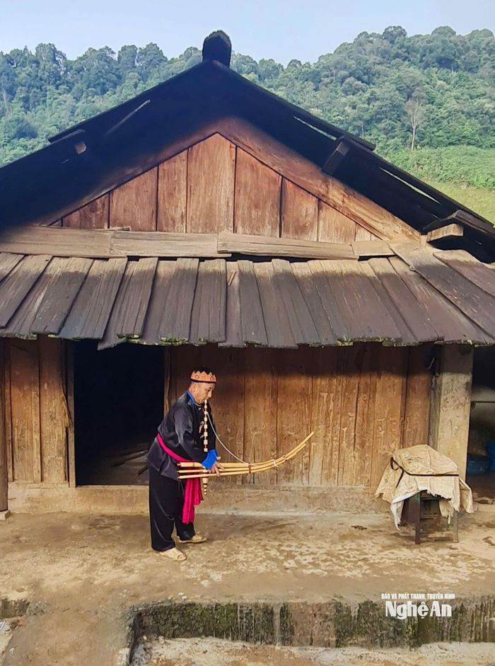 Thổi khèn - nét văn hóa của người Mông sinh sống ở phía Tây Nghệ An. Ảnh: Hoài Thu