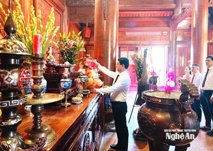 Đồng chí Phạm Trọng Hoàng - Ủy viên Ban Thường vụ, Trưởng ban Tổ chức Tỉnh ủy dâng lễ tại bàn thờ Chủ tịch Hồ Chí Minh. Ảnh: Khánh Ly