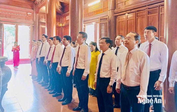 Các đại biểu thành kính tưởng niệm Chủ tịch Hồ Chí Minh. Ảnh: Khánh Ly