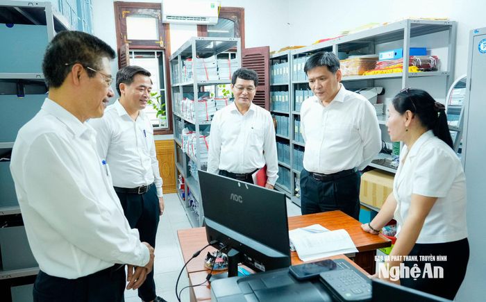 Phó Bí thư Tỉnh ủy Nguyễn Thanh Bình tham quan, kiểm tra trung tâm thông tin, tài liệu của Ban Tổ chức Tỉnh ủy. Ảnh: Phạm Bằng