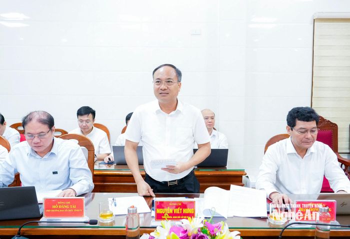 Đồng chí Nguyễn Viết Hưng - Giám đốc Sở Nội vụ phát biểu tại buổi làm việc. Ảnh: Phạm Bằng