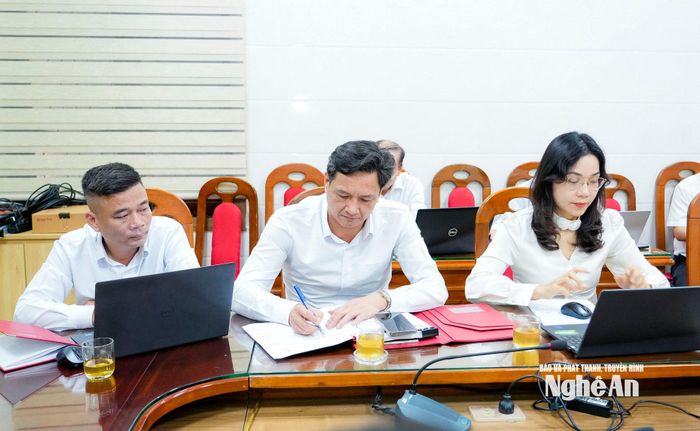 Lãnh đạo các phòng chuyên môn Ban Tổ chức Tỉnh ủy dự buổi làm việc. Ảnh: Phạm Bằng