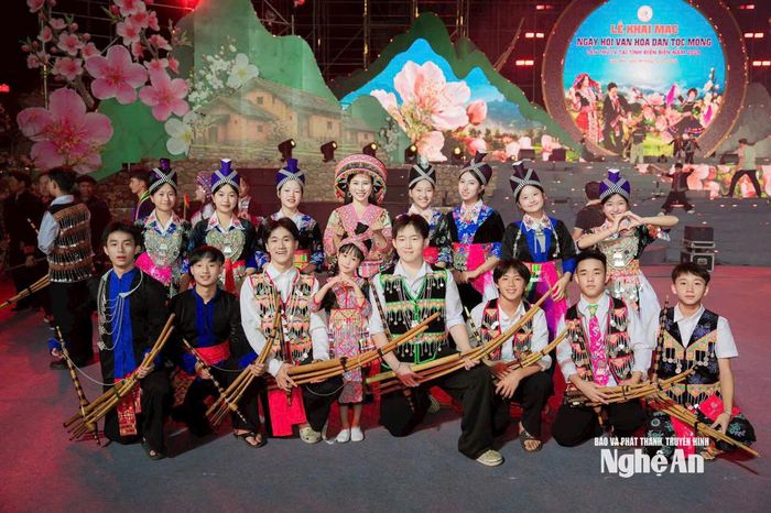 Tập thể diễn viên, nghệ nhân của đoàn Nghệ An chụp ảnh lưu niệm tại Quảng trường Điện Biên Phủ. Ảnh: TTVH tỉnh cung cấp