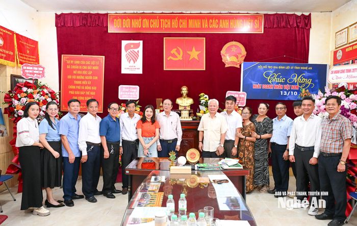 Thường trực Hội Hỗ trợ gia đình liệt sĩ tỉnh Nghệ An chụp ảnh lưu niệm cùng đại diện các doanh nghiệp. Ảnh: Thành Cường
