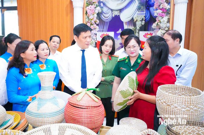 Các đại biểu tham quan gian hàng của các nữ lãnh đạo, quản lý doanh nghiệp. Ảnh: Mai Hoa
