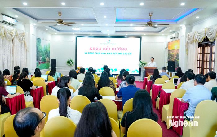 Quang cảnh khóa bồi dưỡng chuyên môn nghiệp vụ cho hội viên nhà báo, phóng viên. Ảnh: Phạm Bằng