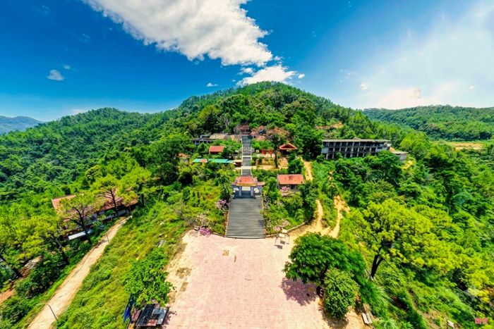 Toàn cảnh diện mạo mới khu vực chùa chính, quần thể khu di tích chùa Hương Tích sau quá trình chỉnh trang, tu bổ.