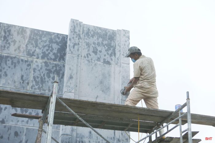 Công nhân thi công cổng tam quan Khu du lịch chùa Hương Tích.
