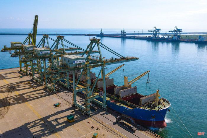 Hệ thống cảng nước sâu Vũng Áng - Sơn Dương có khả năng tiếp nhận tàu trọng tải lớn.