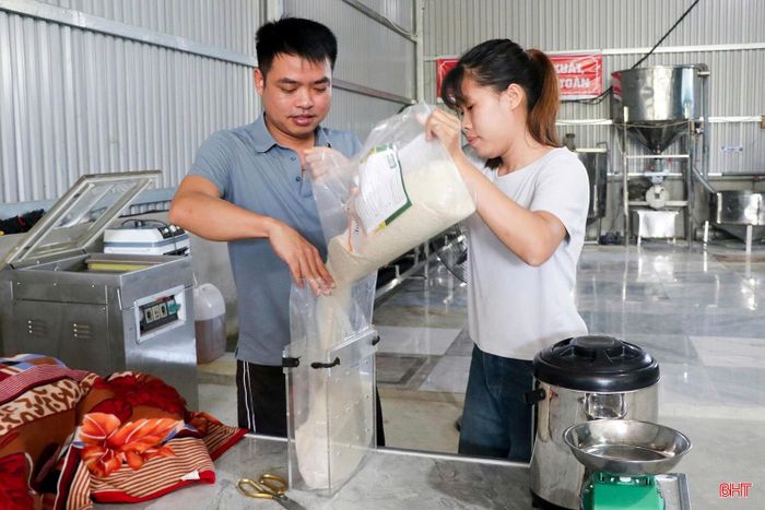 Sản phẩm gạo của HTX Nông nghiệp sạch Trường Lưu được đóng gói, hút chân không trước khi đưa ra thị trường.