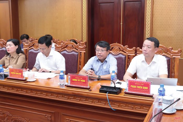 Đồng chí Phan Thiên Định - Phó Bí thư Tỉnh ủy, Chủ tịch UBND tỉnh và đại biểu tham dự cuộc họp.