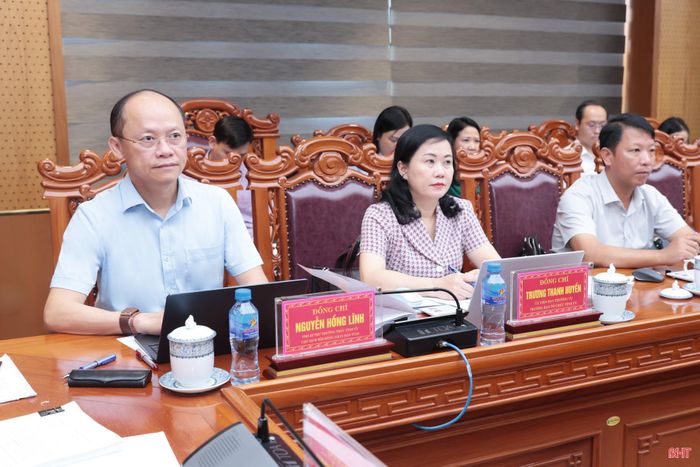 Đồng chí Nguyễn Hồng Lĩnh – Phó Bí thư Thường trực Tỉnh ủy, Chủ tịch HĐND tỉnh cùng đại biểu tham dự cuộc họp.