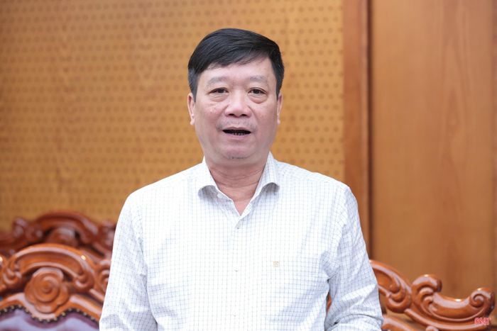  Đồng chí Nguyễn Minh Đức - Giám đốc Sở Y tế phát biểu tại cuộc họp. 