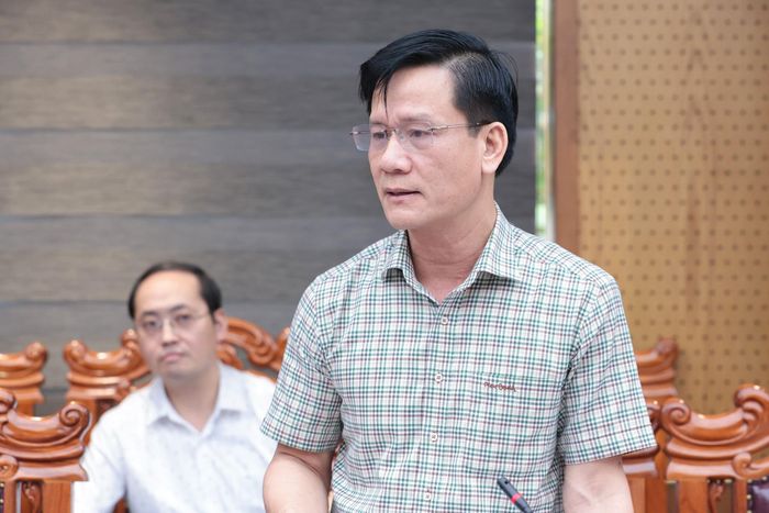 Đồng chí Trịnh Văn Ngọc - Giám đốc Sở Nội vụ báo cáo một số nội dung tại cuộc họp.