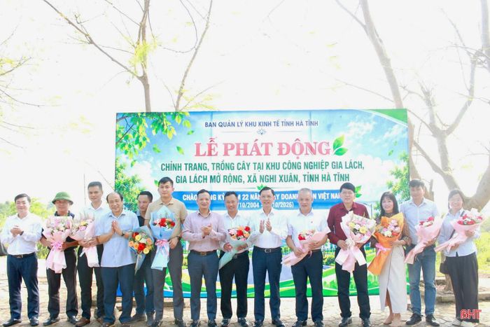  Đồng chí Trần Việt Hà, Ủy viên Ban Thường vụ Tỉnh ủy, Trưởng ban Quản lý Khu Kinh tế tỉnh; lãnh đạo Ban Quản lý Khu Kinh tế tỉnh tặng hoa các doanh nghiệp tài trợ. 