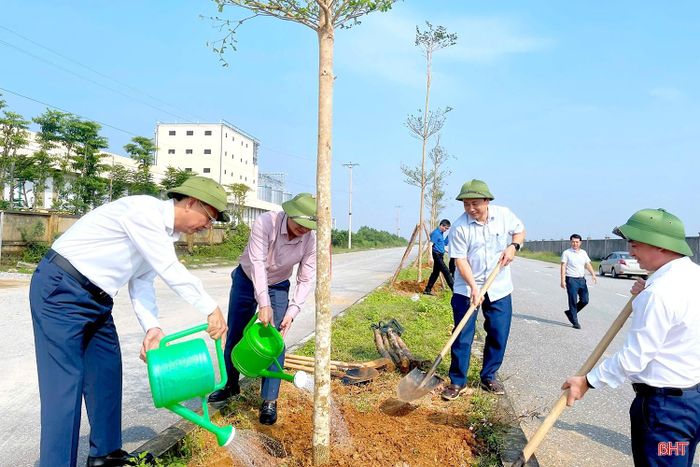 Đại biểu tham gia trồng cây tại các khu công nghiệp.