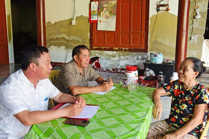 Cán bộ xã Đông Kinh và thôn Ích Hậu đến tận nhà các hộ già cả, khó khăn để động viên sản xuất, duy trì hiệu quả nguồn sinh kế.