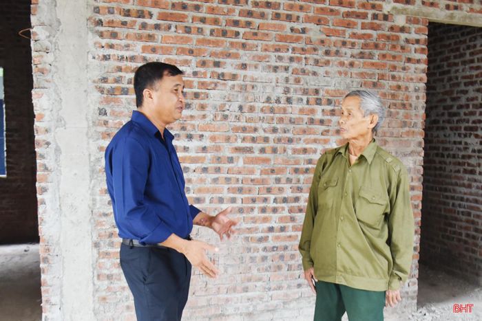 Cán bộ Ủy ban MTTQ xã Đông Kinh thường xuyên động viên ông Phạm Đức Cảng.