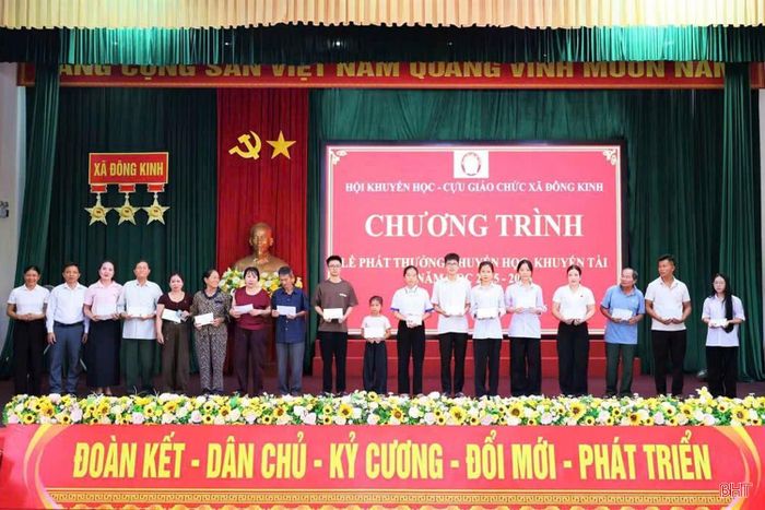 Các em nhỏ có hoàn cảnh khó khăn đạt thành tích cao trong học tập được khen thưởng, biểu dương.