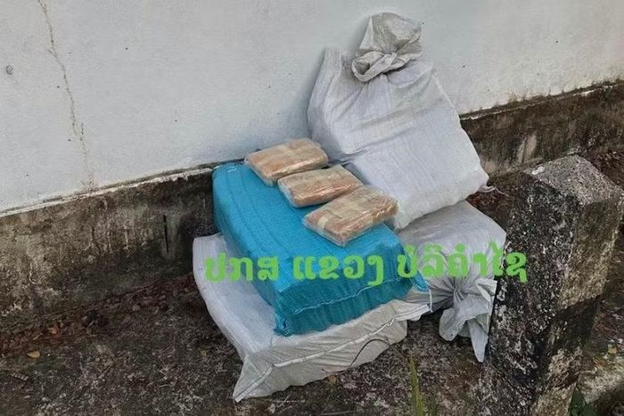  Các bao tải chứa ma túy được phát hiện phía sau một nhà kho gần bờ sông Mekong, thuộc khu vực bản Nong Keun, huyện Thaphabat. (Ảnh: Lao Security News) 