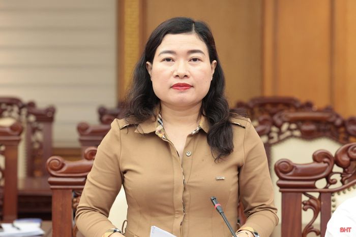Đồng chí Nguyễn Thị Nguyệt - Phó Chủ tịch UBND tỉnh báo cáo Đề án sắp xếp, tổ chức lại Sở Y tế và các đơn vị sự nghiệp y tế; Chủ trương đầu tư Dự án Đầu tư trang thiết bị y tế, nâng cấp cơ sở vật chất phục vụ hoạt động khám bệnh, chữa bệnh tại Bệnh viện Đa khoa thị xã Kỳ Anh.