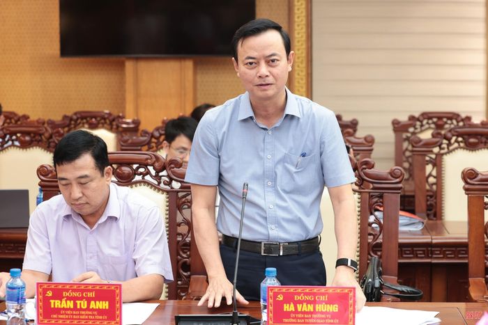 Đồng chí Hà Văn Hùng - Ủy viên BTV Tỉnh ủy, Trưởng ban Tuyên giáo Tỉnh ủy tham gia ý kiến tại hội nghị.
