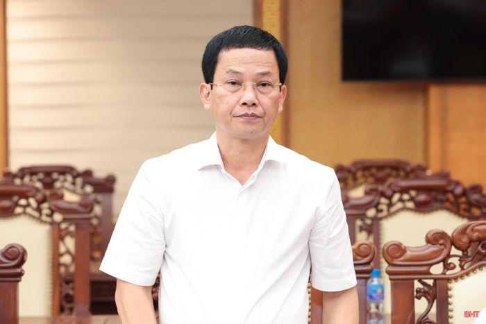 Đồng chí Nguyễn Trọng Hiếu - Ủy viên BTV Tỉnh ủy, Phó Chủ tịch UBND tỉnh báo cáo Phương án sắp xếp, kiện toàn các cơ quan, đơn vị theo Nghị quyết số 105/NQ-CP ngày 8/4/2026 của Chính phủ.