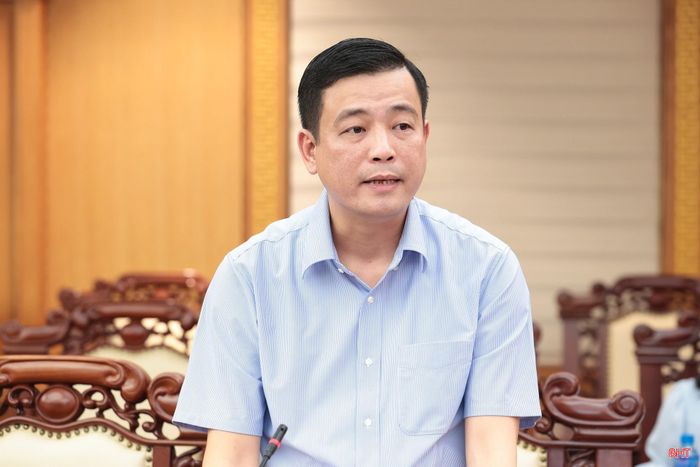 Đồng chí Nguyễn Thành Đồng - Ủy viên BTV Tỉnh ủy, Chủ tịch Ủy ban MTTQ tỉnh báo cáo dự thảo Đề án sắp xếp, tinh gọn các hội quần chúng do Đảng, Nhà nước giao nhiệm vụ trên địa bàn tỉnh.