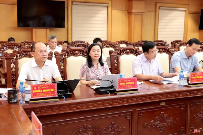 Đồng chí Nguyễn Hồng Lĩnh - Phó Bí thư Thường trực Tỉnh ủy, Chủ tịch HĐND tỉnh và các đồng chí Ủy viên BTV Tỉnh ủy tham dự hội nghị.