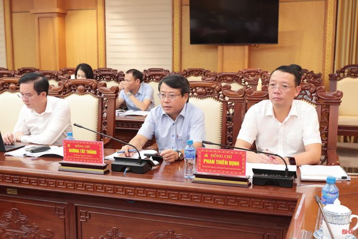 Đồng chí Phan Thiên Định - Phó Bí thư Tỉnh ủy, Chủ tịch UBND tỉnh và các đồng chí Ủy viên BTV Tỉnh ủy tham dự hội nghị.