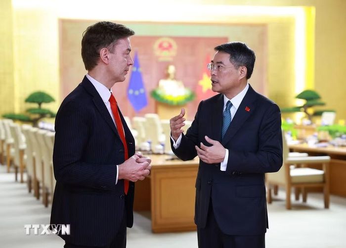 Thủ tướng Lê Minh Hưng trao đổi với ông Julien Guerrier, Đại sứ, Trưởng Phái đoàn Liên minh châu Âu (EU) tại Việt Nam. (Ảnh: Dương Giang/TTXVN)