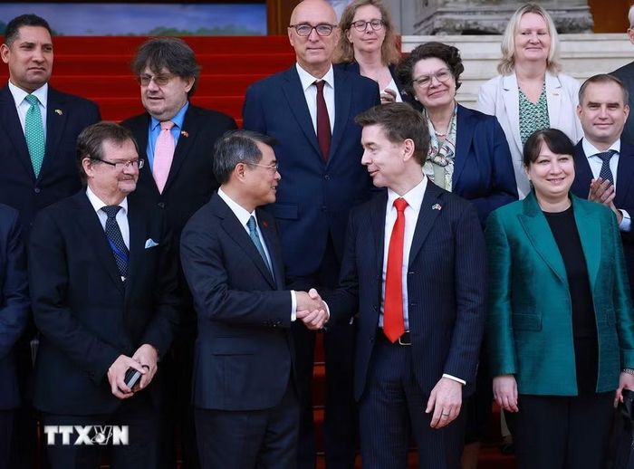 Thủ tướng Lê Minh Hưng với các Đại sứ, đại biện phái đoàn Liên minh châu Âu và các nước thành viên EU tại Việt Nam. (Ảnh: Dương Giang/TTXVN)