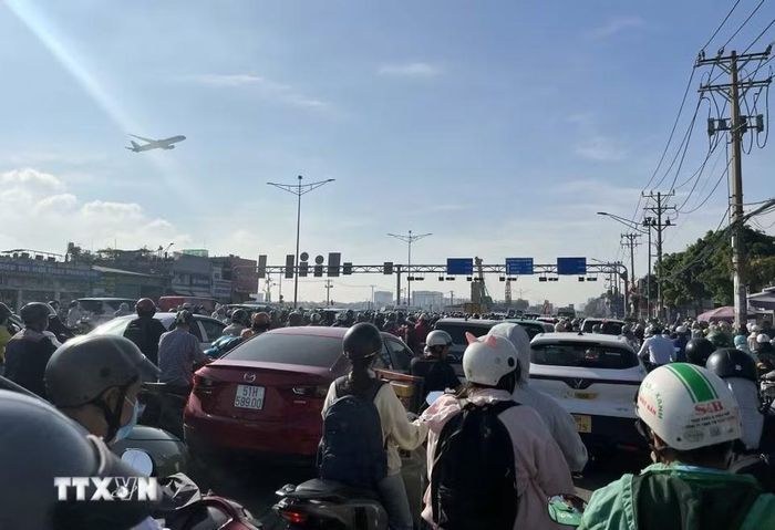 Phương tiện xếp hàng dài, di chuyển khó khăn trên cầu Tham Lương theo hướng vào trung tâm Thành phố. (Ảnh: Tiến Lực/TTXVN)