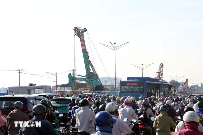 Khu vực công trường nhà ga Phạm Văn Bạch thuộc tuyến metro số 2 được rào chắn phục vụ thi công, khiến giao thông trên đường Trường Chinh ùn ứ kéo dài. (Ảnh: Tiến Lực/TTXVN)