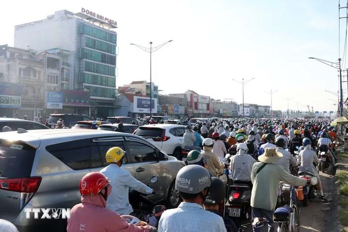 Phương tiện ùn ứ hướng từ Tham Lương vào trung tâm Thành phố Hồ Chí Minh. (Ảnh: Tiến Lực/TTXVN)