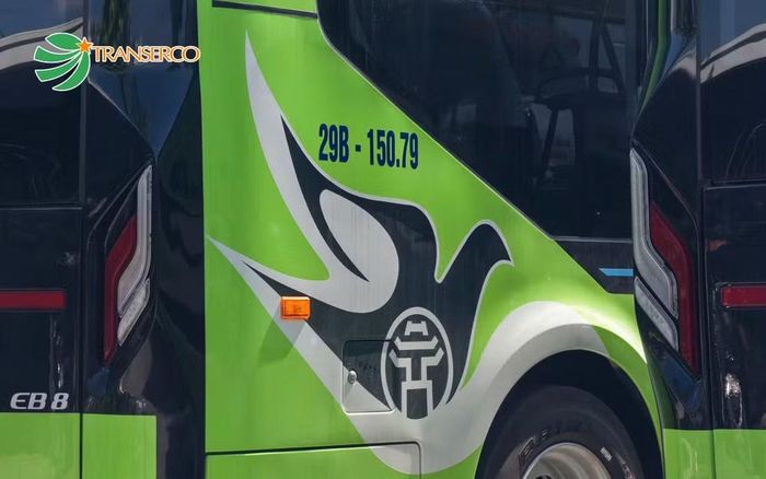 Xe mang màu xanh lá đặc trưng, với nhận diện thương hiệu Hanoibus, kết hợp họa tiết cánh chim hòa bình và Khuê Văn Các trên thân xe, góp phần tạo dựng hình ảnh xe buýt Thủ đô hiện đại, văn minh và thân thiện với môi trường. (Ảnh: Transerco)