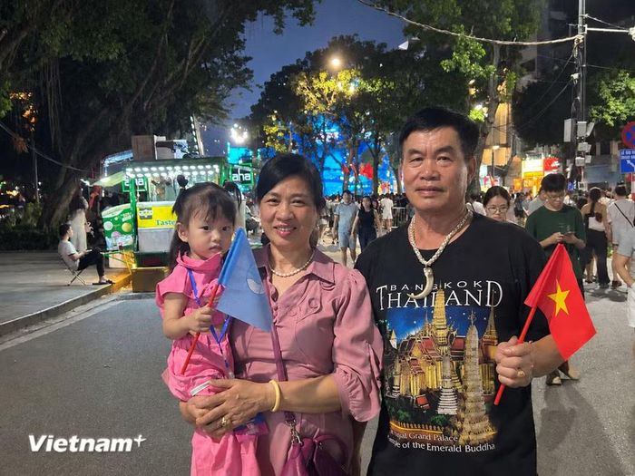 Ông Lê Văn Lâm (54 tuổi) và bà Lê Hồng Tám (52 tuổi) cùng cháu gái (Ảnh: Đức Hiếu/Vietnam+)