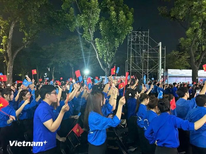 Đông đảo các bạn đoàn viên, thanh niên và nhân dân Thủ đô hòa chung nhịp đập, giương cao cờ hoa trong đêm Đại nhạc hội. (Ảnh: Đức Hiếu/Vietnam+)