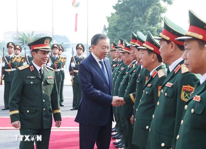 Cán bộ, chỉ huy Bộ Tư lệnh Quân khu 2 đón Tổng Bí thư, Chủ tịch nước Tô Lâm đến dự lễ kỷ niệm. (Ảnh: Thống Nhất/TTXVN)