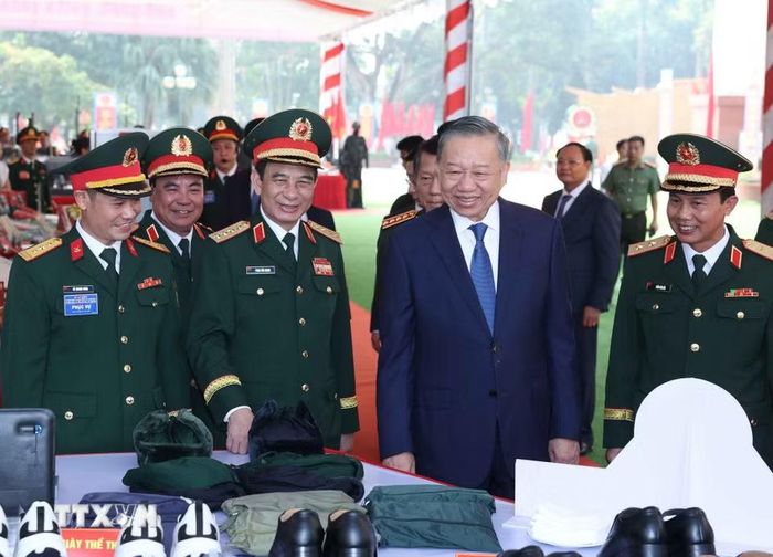 Tổng Bí thư, Chủ tịch nước Tô Lâm thăm khu trưng bày sản phẩm quốc phòng tại Lễ kỷ niệm. (Ảnh: Thống Nhất/TTXVN)